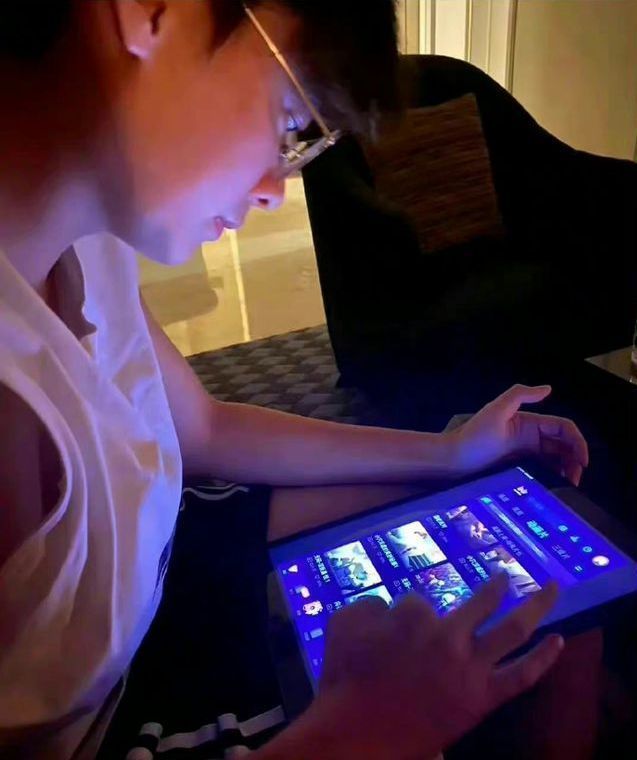 李易峰|顶流李易峰“床照曝光”,酒店看视频选妃,身材发福被指太油腻