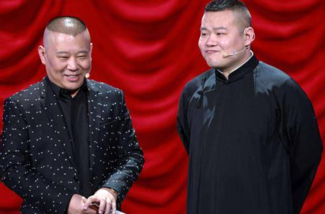 郭德纲|郭德纲小儿子戴墨镜跳舞！穿背心露出手臂肉嘟嘟，手戴金圈卡住肉