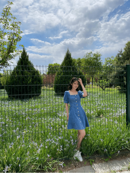 穿衣搭配|李沁的夏季随意拍风格真舒适！干净简约风，完美展现“沁饮风格”