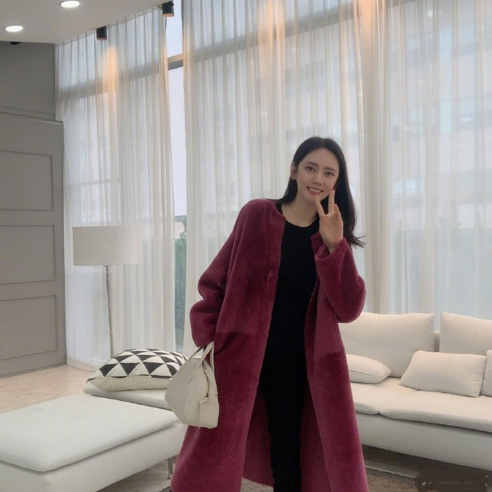 秋瓷炫真会穿,白色船领连衣裙优雅彰显优雅知性范儿,特别显年轻