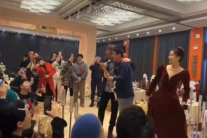 民谣|万晓利嫁女现场曝光!老狼李志献跳华尔兹,氛围热闹似民谣界春晚