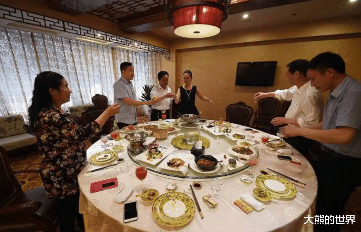 人一多说话就紧张？教你3句“开场白”，轻松掌握聚会节奏