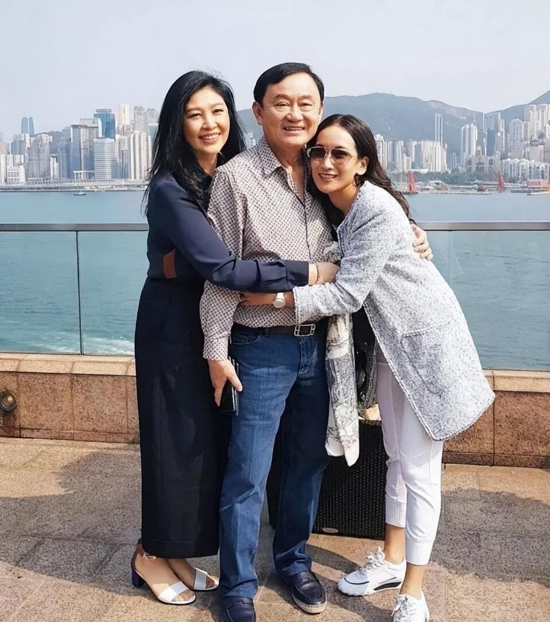 55岁英拉笑容灿烂:吃着路边摊很接地气,在哥哥面前像小女孩一样