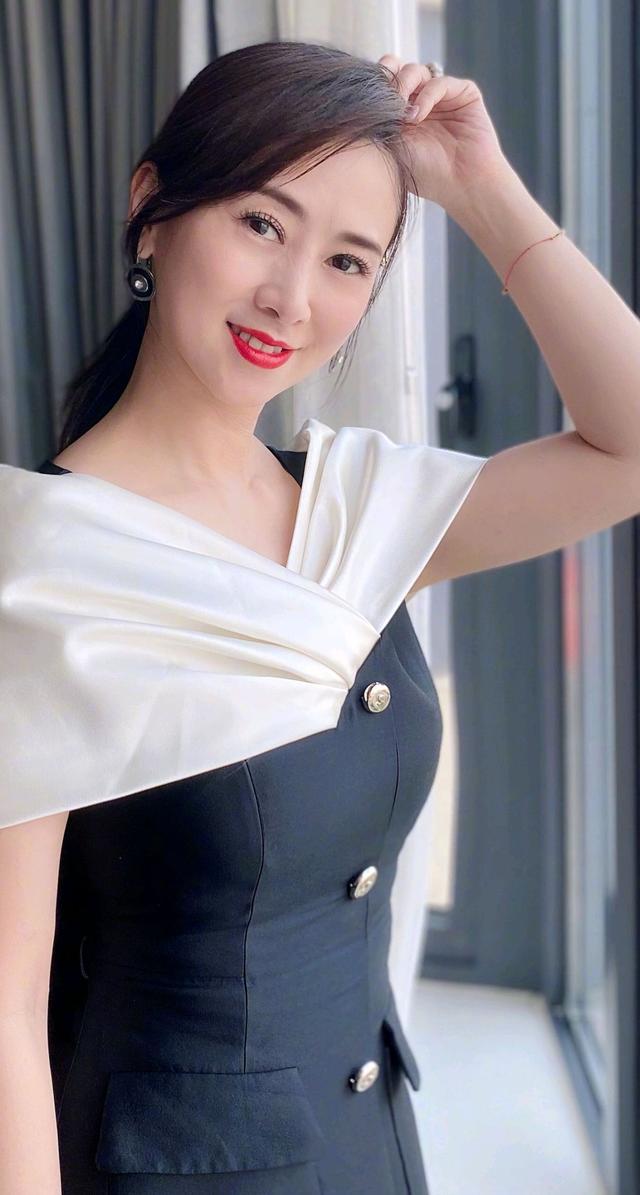 翁虹|美图分享|翁虹，年过半百却依然风韵不减！