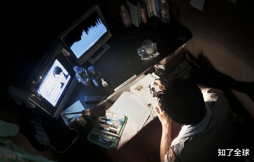 网吧|东京“网络难民”：工资不足以支付租金，只能蜷缩在2平米小隔间