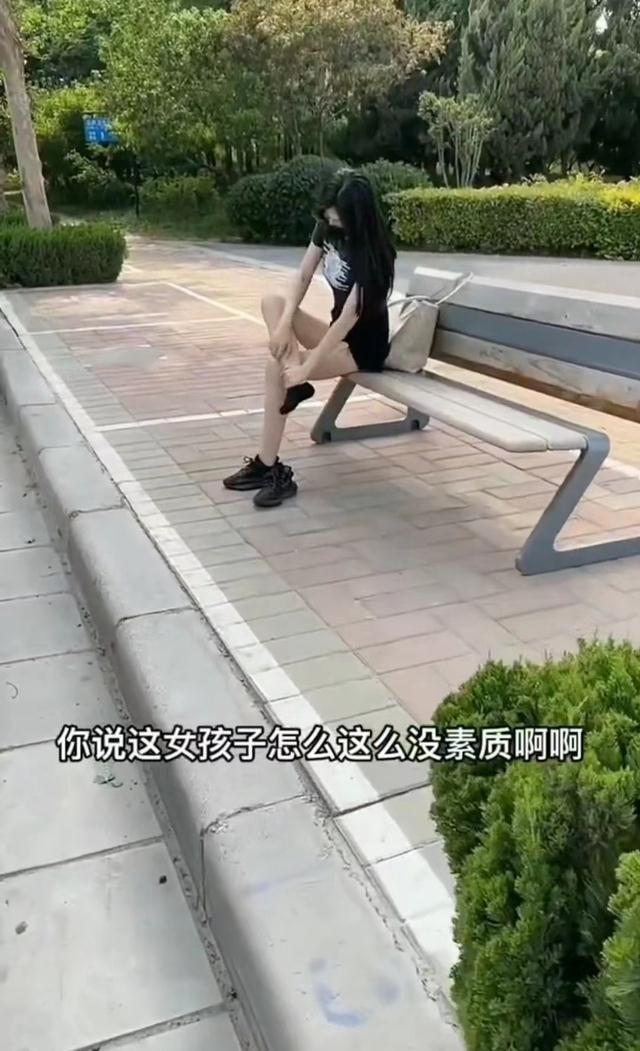 男子偷拍女子路边脱鞋，被其发现后追打，男子一个动作让对方听话