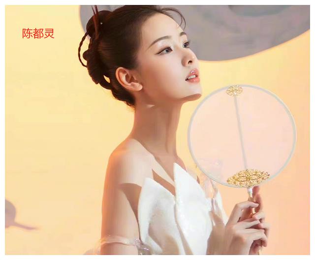 刘诗诗|刘诗诗最新硬照引吐槽，撞脸多位女星，胸前两团纱布太败笔