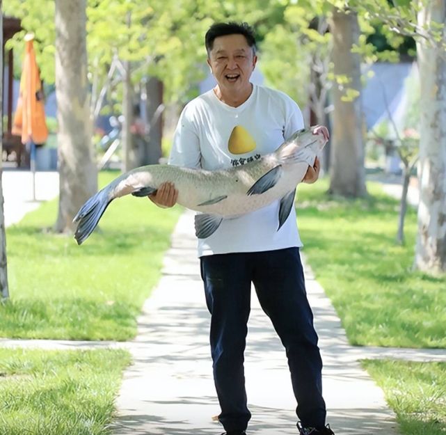 于谦|53岁于谦骑摩托艇玩水,穿搭简约朴素,喜欢钓鱼烹饪