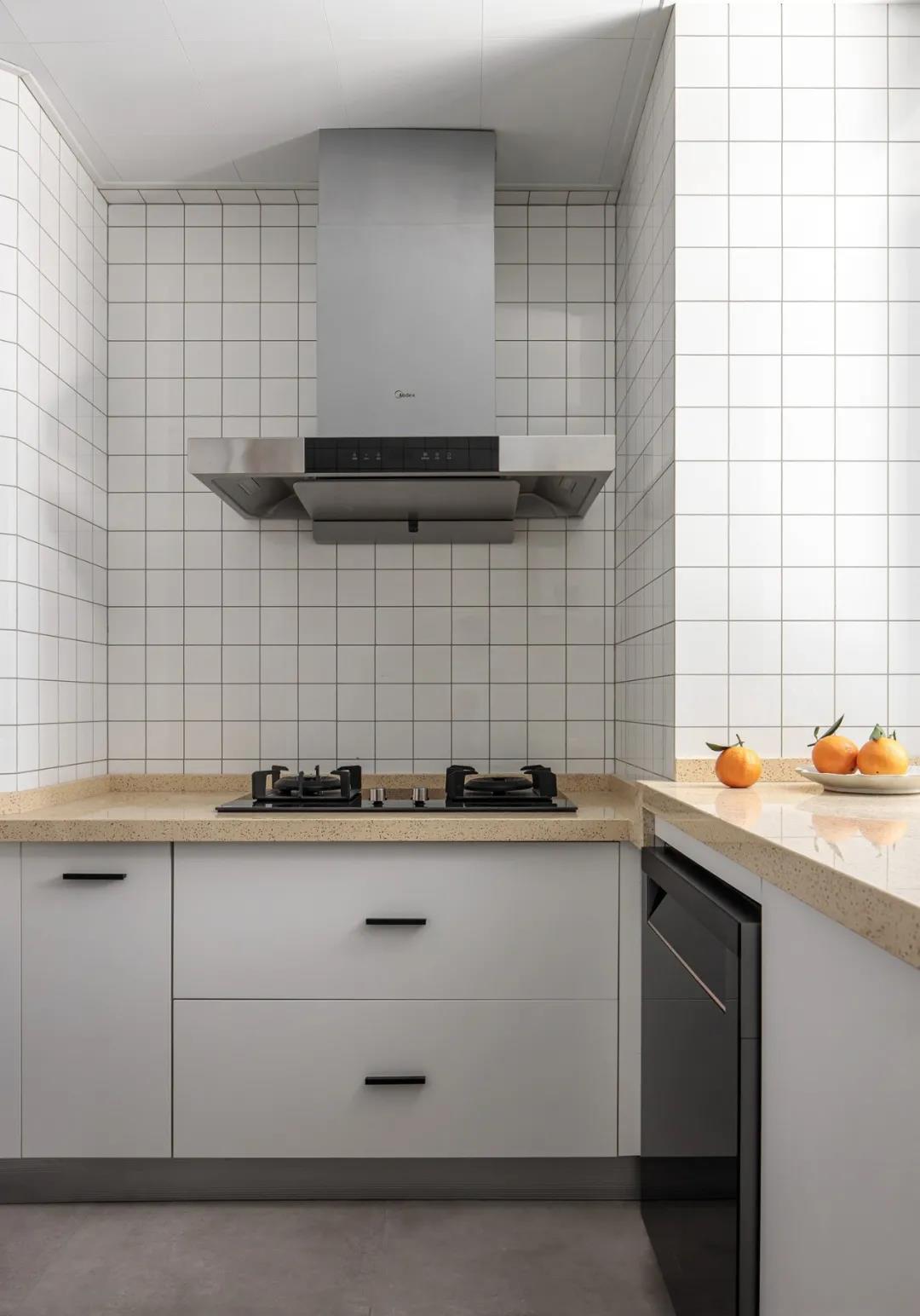 装修时厨房、阳台和客厅的地砖需要选一样的吗？怎么设计更好？