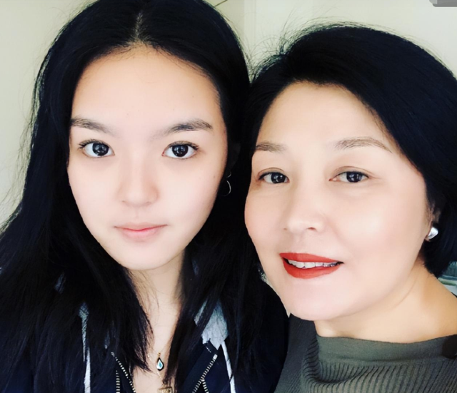 李咏|李咏20岁女儿大秀身材，穿露腰装腹部纹身抢镜