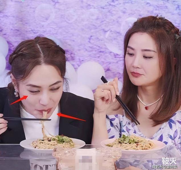 Twins|Twins直播吃面条，吃相狼狈，港星已成过去式