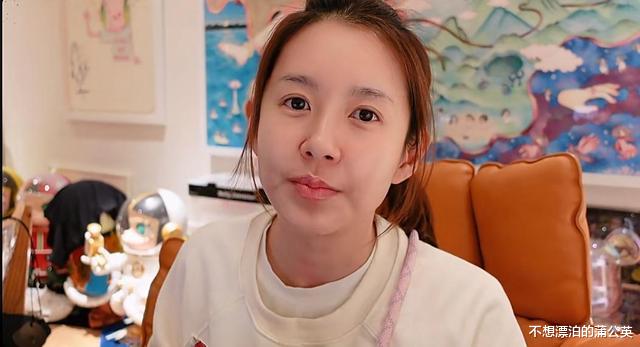 张子萱|张子萱和老公同框,陈赫在她旁边玩电脑,两个女儿穿公主裙好可爱