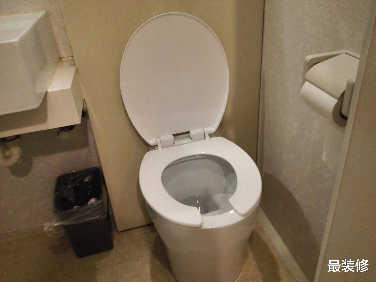 为什么马桶用久了吸力小,整天臭烘烘?这4个地方是“罪魁祸首”