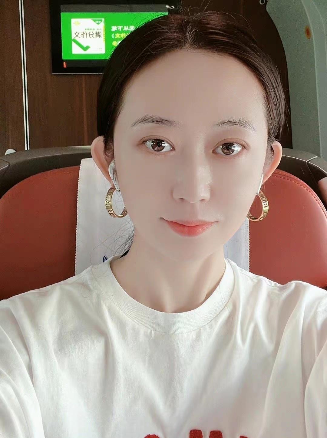 |曝富婆为圆梦找小鲜肉拍戏，开机时男方满脸无奈，同框年龄差明显