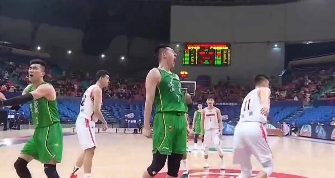 广东男篮|一次违体犯规，毁掉一场精彩比赛，成就一人追平职业生涯最高分！
