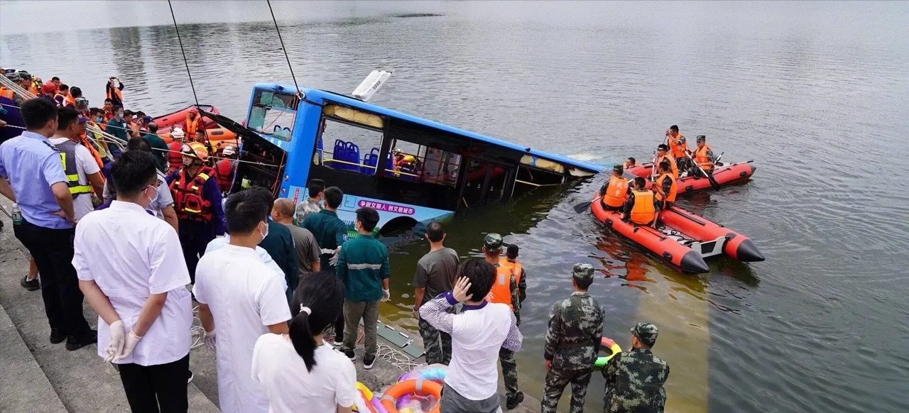 贵州公交车司机驾车冲入湖中,21人丧生:成年人的绝望就在一瞬间