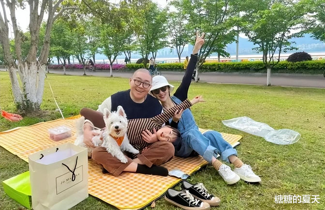 郝劭文|刚结婚就遭遇家暴？郝劭文直播间卖力带货，满脸抓痕红肿一片