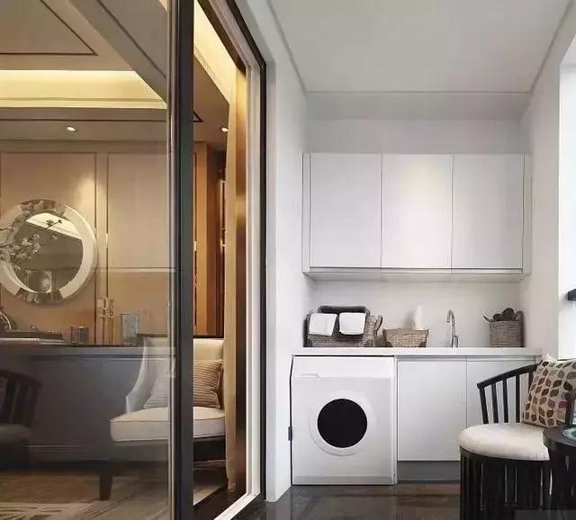 现在都流行把洗衣机放在阳台，但是尺寸和位置要注意