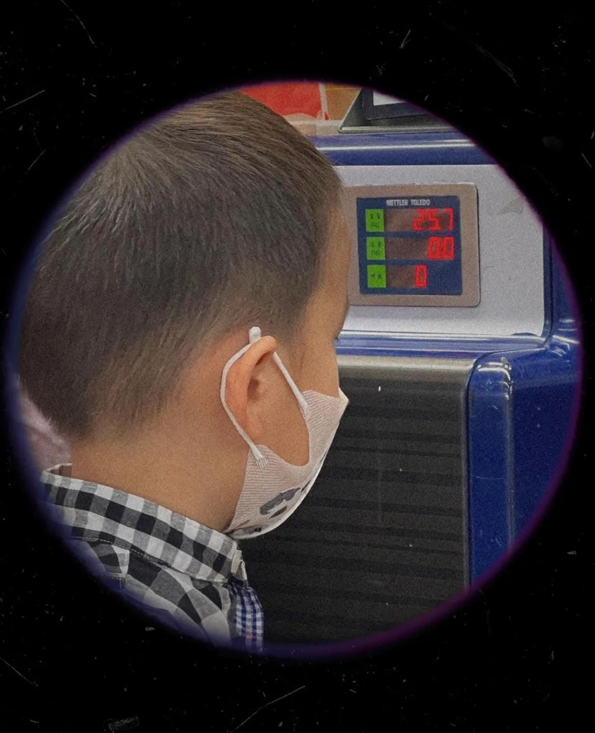 姐姐|黄磊大女儿教妹妹弟弟画画，姐弟同框温馨有爱，4岁弟弟左手拿笔