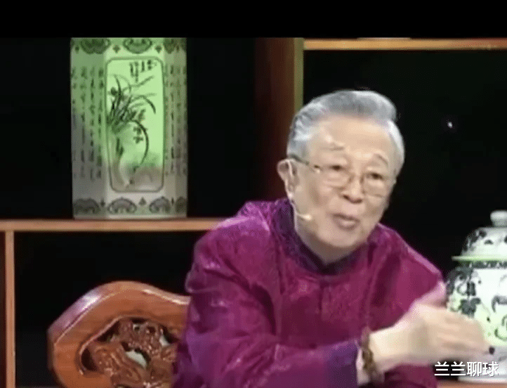 女子带着宝贝让专家鉴定,专家仔细端详后直呼:咦!!好家伙!!不得了啊!!