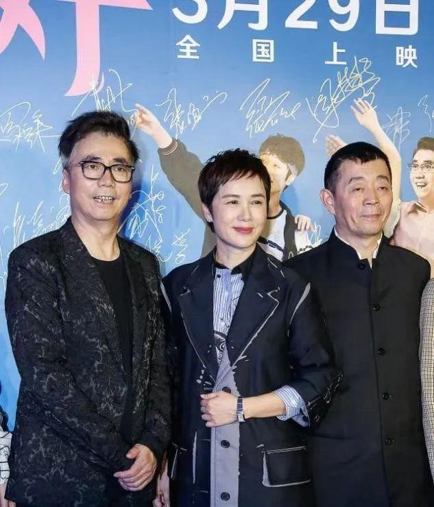 蒋雯丽|蒋雯丽夫妻合体现身,穿风衣彰显女性魅力,顾长卫有老干部气质