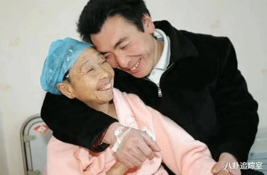 李玉成|马玉琴不出镜疑似去世,李玉成回应称其腿疼,网友:咋不去治