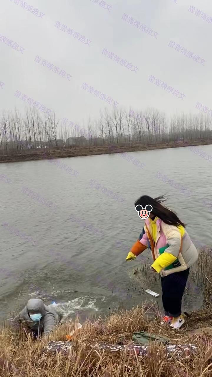 男子带女同事去钓鱼,妻子发现之后把他踹到河里:不是说在上班吗