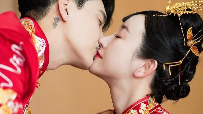 张檬|张檬金恩圣中式婚礼照，两人身穿大红婚服，甜蜜接吻，互喂莲子