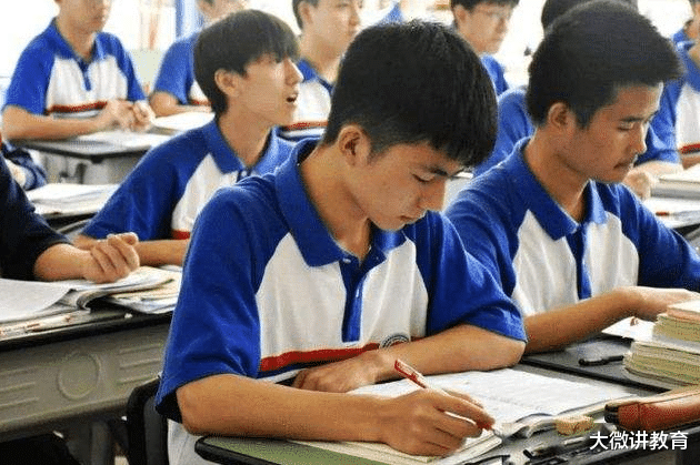 大学|高中生每年花10万补课，高考686分获全校第一，却成为他人的笑柄
