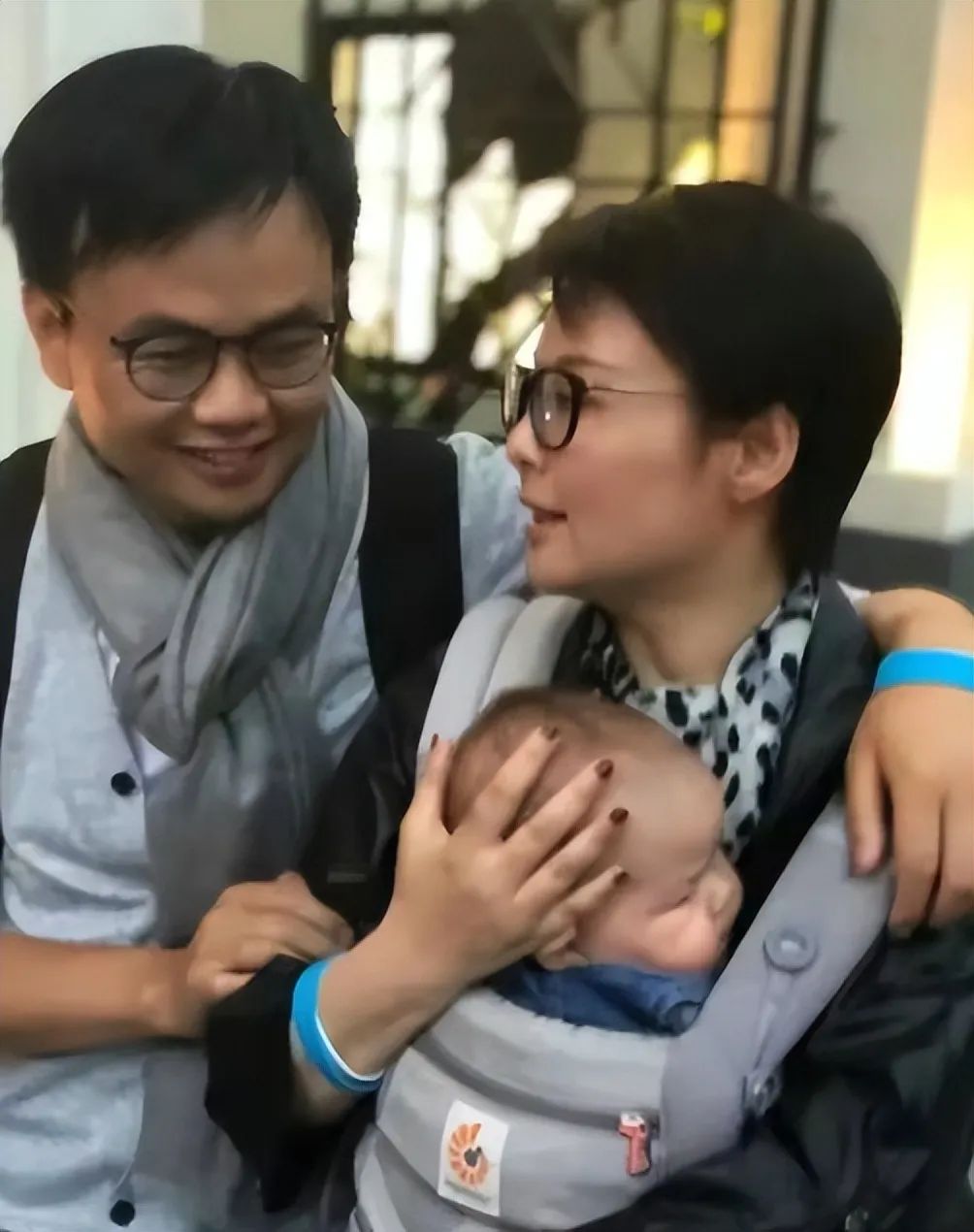 袁立|袁立小11岁老公太黏人了！出门搂着不撒手，儿子颜值超高像混血宝宝