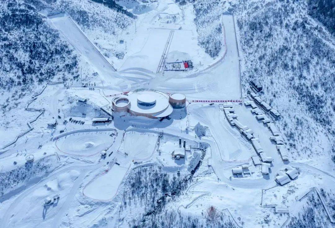 孟屯河谷|争创国家全域旅游示范区｜踏雪而来！孟屯河谷冰雪馆今日正式开“板”！