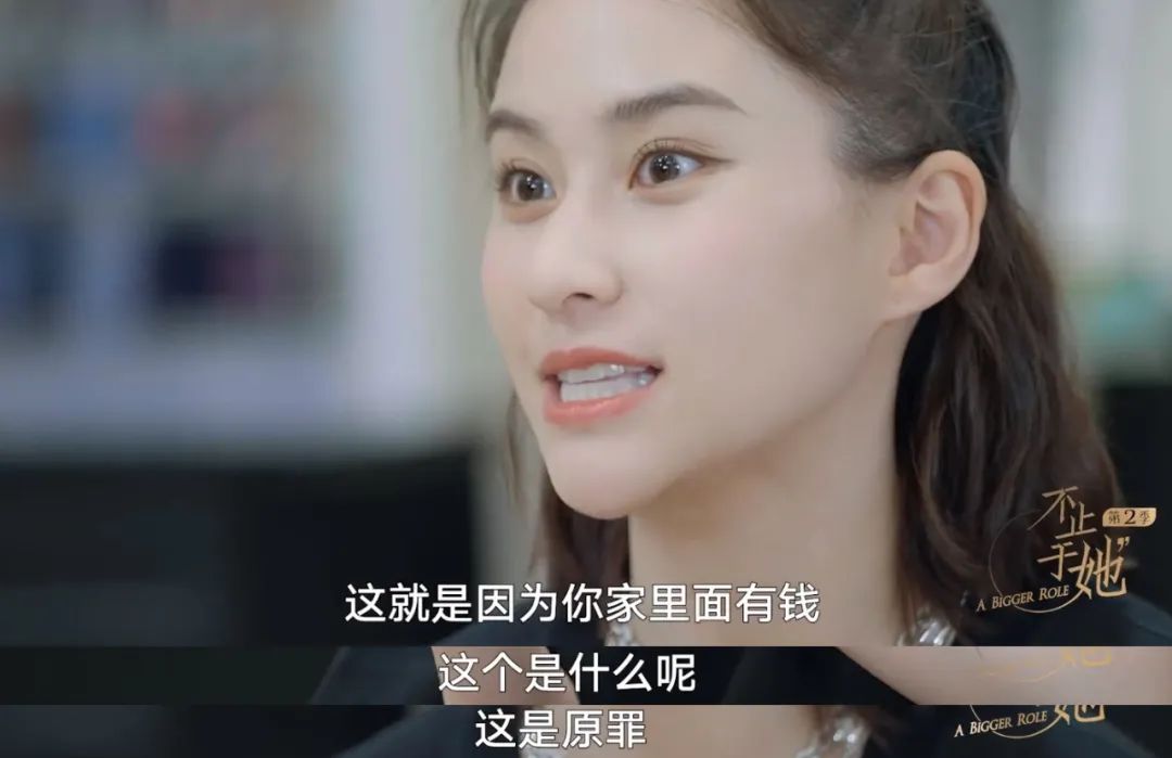 何超莲|何超莲道歉后现身机场双眼无神，窦骁卷起袖子牵手女友满满保护欲