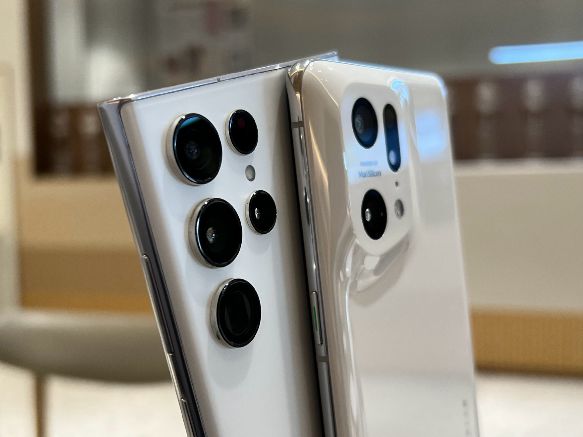 |看腻了各种“杀马特”炫光手机后盖,白色果然yyds!