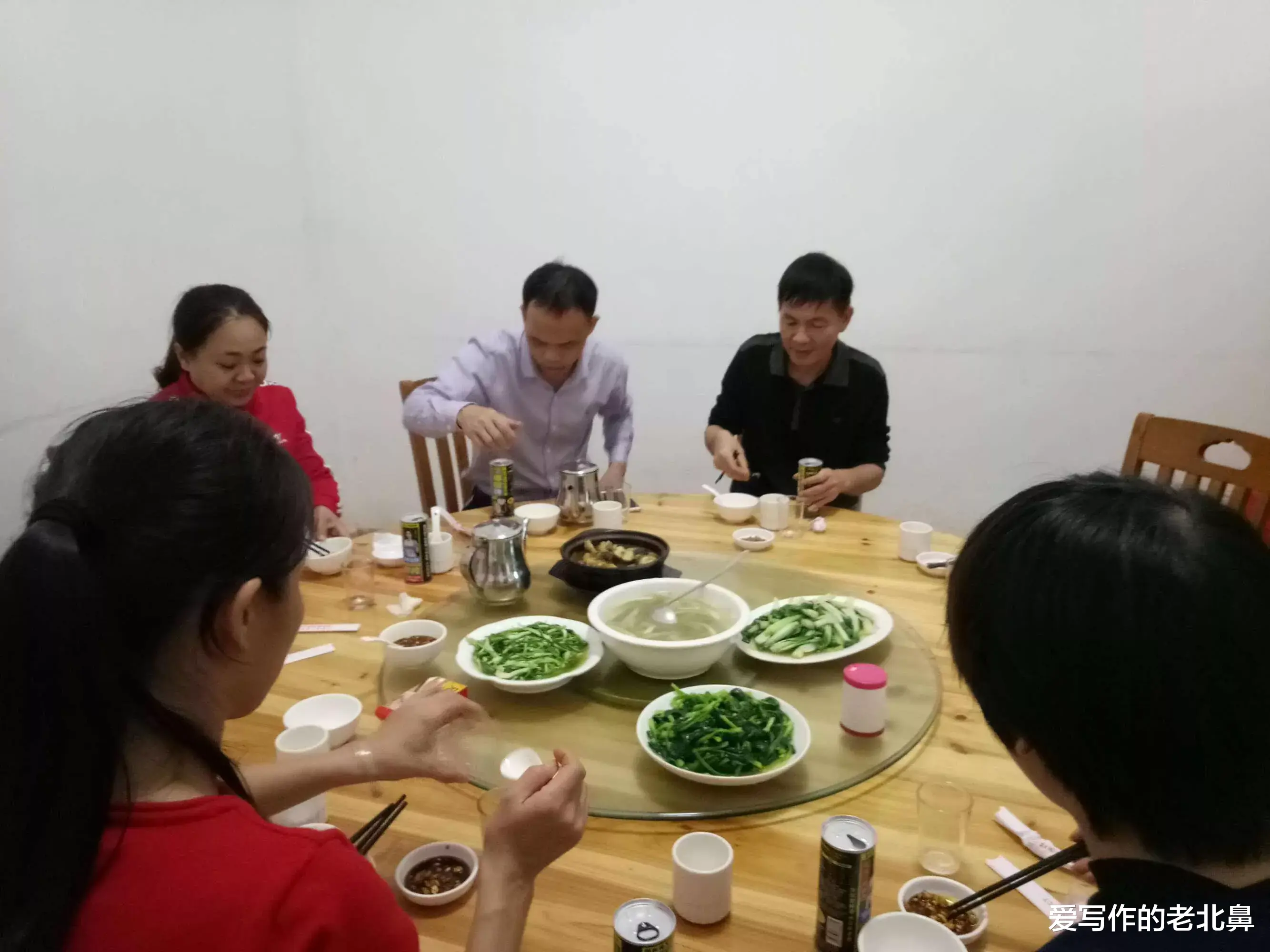 |在饭局上领导突然让我去帮忙催一下菜,这句话是什么意思?