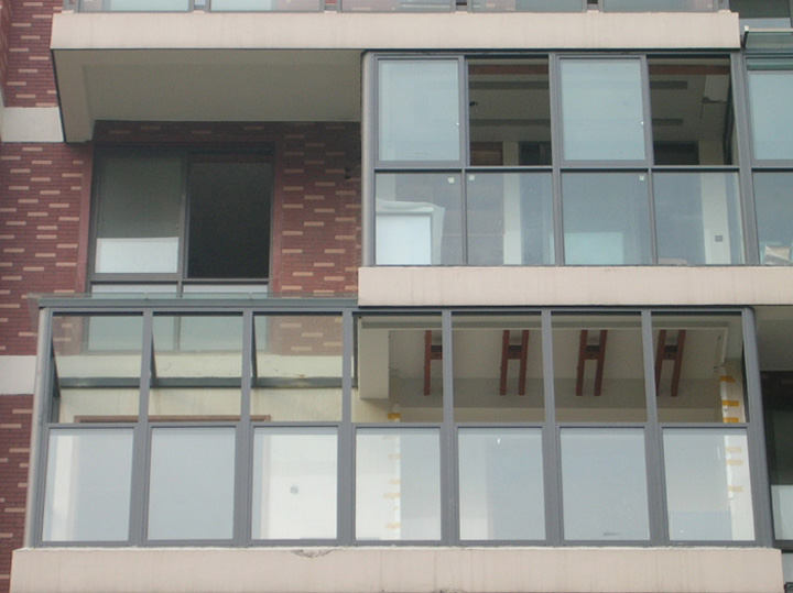 你家封阳台用什么材质?铝合金窗已经过时了,现在流行装这种