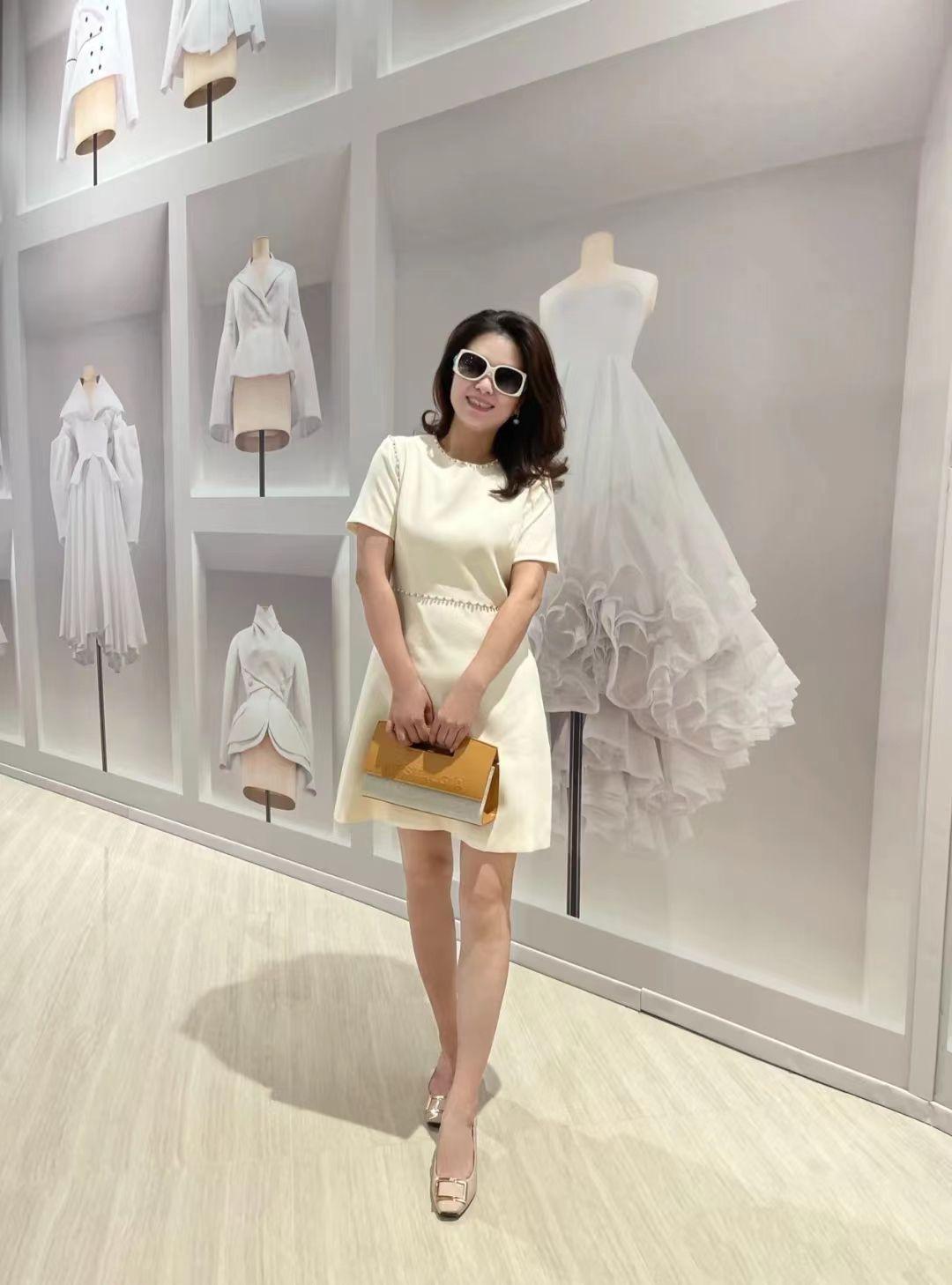 发型 50+的女人更有成熟魅力,优雅的穿搭精致的发型,时尚大气显年轻