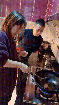 “第一次去男朋友家里有什么尴尬的经历？”网友：尿床了！