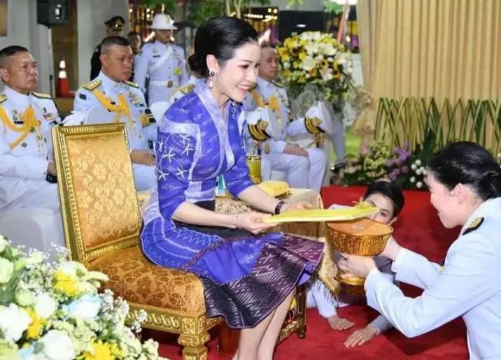 诗妮娜|诗妮娜终于再次亮相露面，针织帽出镜点烛祈福，双美组合或将重现