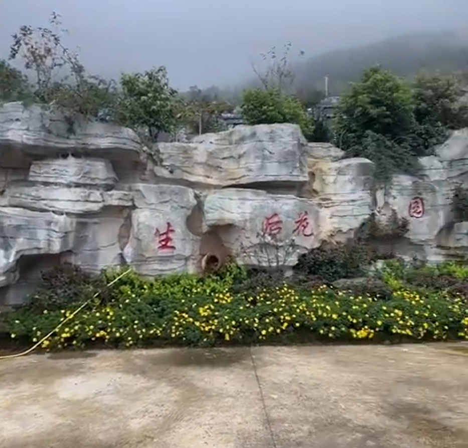 00后女生,毕业后当“守墓人”,当事人:没有勾心斗角,提前过上了养老生活