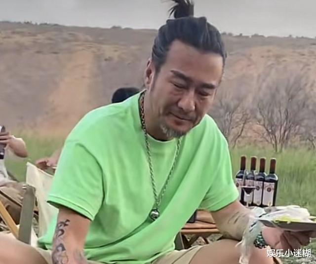 孙兴|58岁老戏骨孙兴街边擦车，动作熟练态度好，三婚三离如今孤身一人