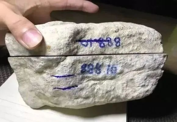 翡翠|花130万拿下的翡翠原石，手镯不要，竟全切车珠子，钱多任性！