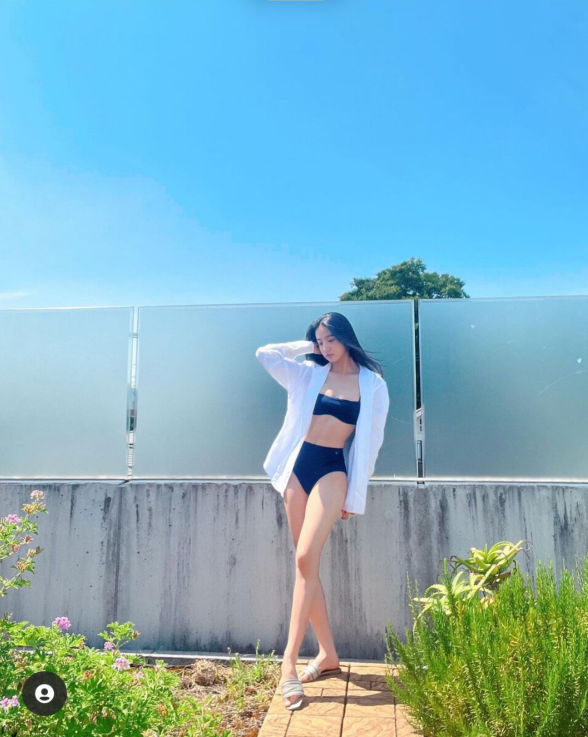 木村光希|19岁木村光希穿泳装大秀好身材，前凸后翘超有料，回眸一笑百媚生