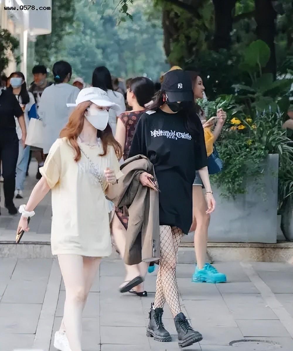 杨幂|网友逛街偶遇杨幂!身穿黑丝西装外套,造型惊艳惹人注目