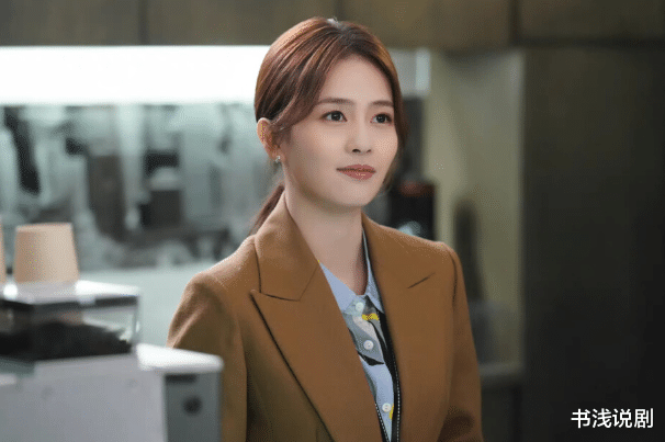 白鹿|《以爱为营》开机,白鹿西装露腿看着就冷,王鹤棣眼镜造型意外好