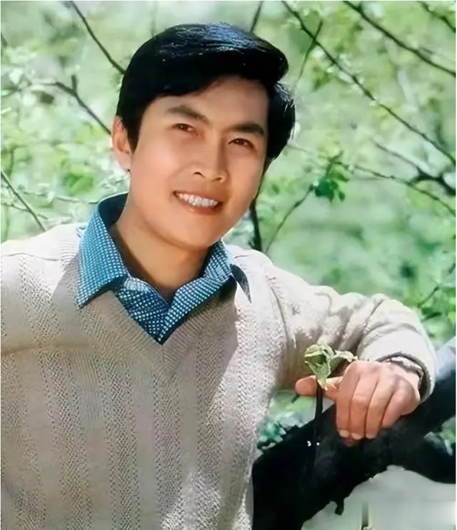 唐国强|70岁唐国强老来瘦!与网红握手后反复擦手,被指嫌弃对方惹争议