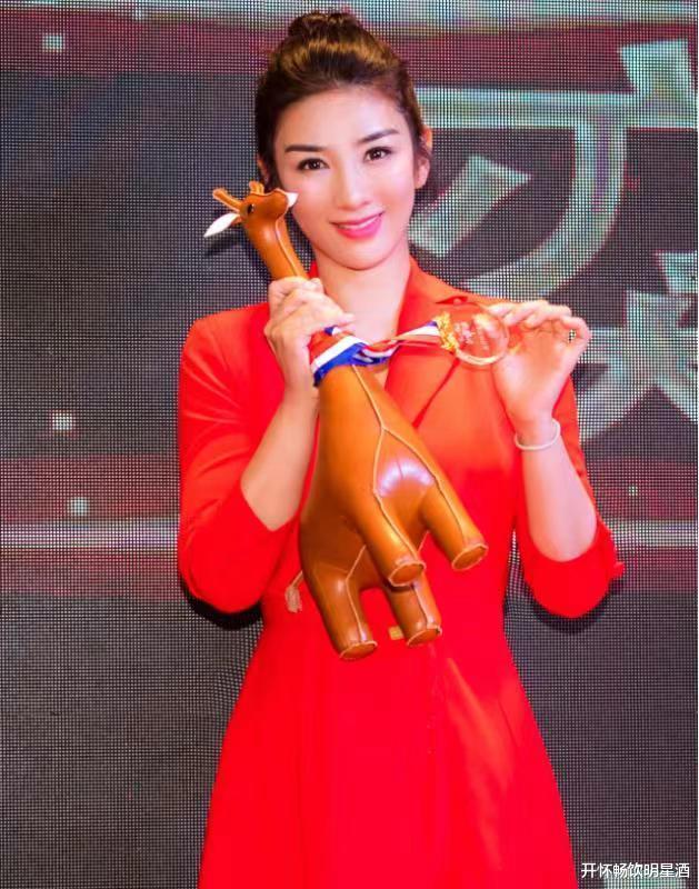 黄奕|“小河马”的红色连衣裙,黄奕重现颜值巅峰,网友:美艳动人!