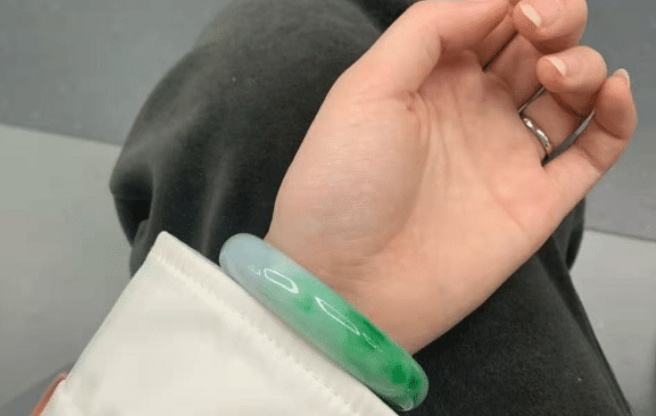 翡翠手镯|翡翠手镯是高档珠宝，不管佩戴与否，都需要进行精心的养护