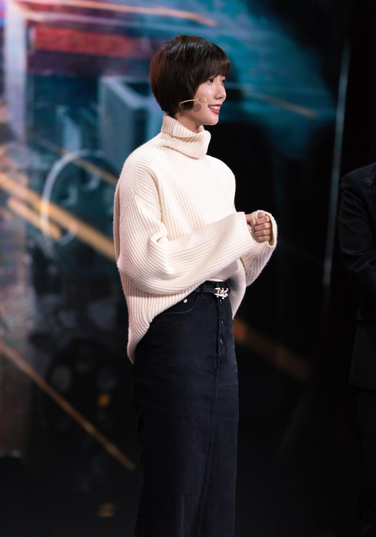 王珞丹|久未露面的王珞丹晒最新美照,白色高领毛衣配黑长裙,文艺范十足。