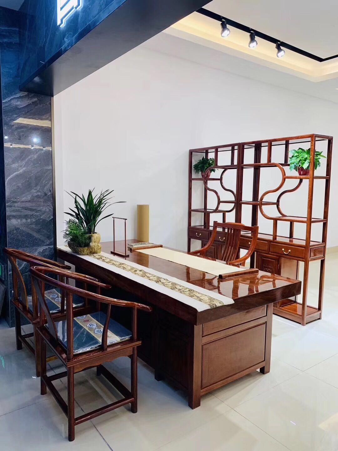 你肯定想不到实木大板桌居然有这么多的功能