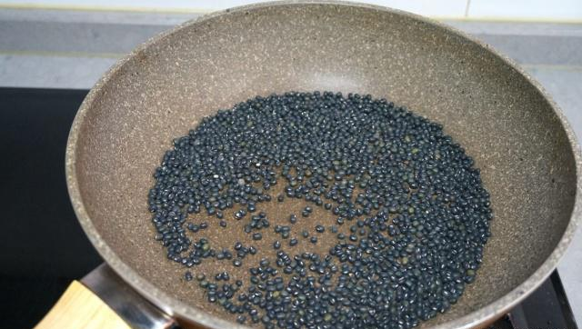 黑豆|黑芝麻和黑豆哪一个更补?很多人都弄错了,有一样吃多会“伤肾”